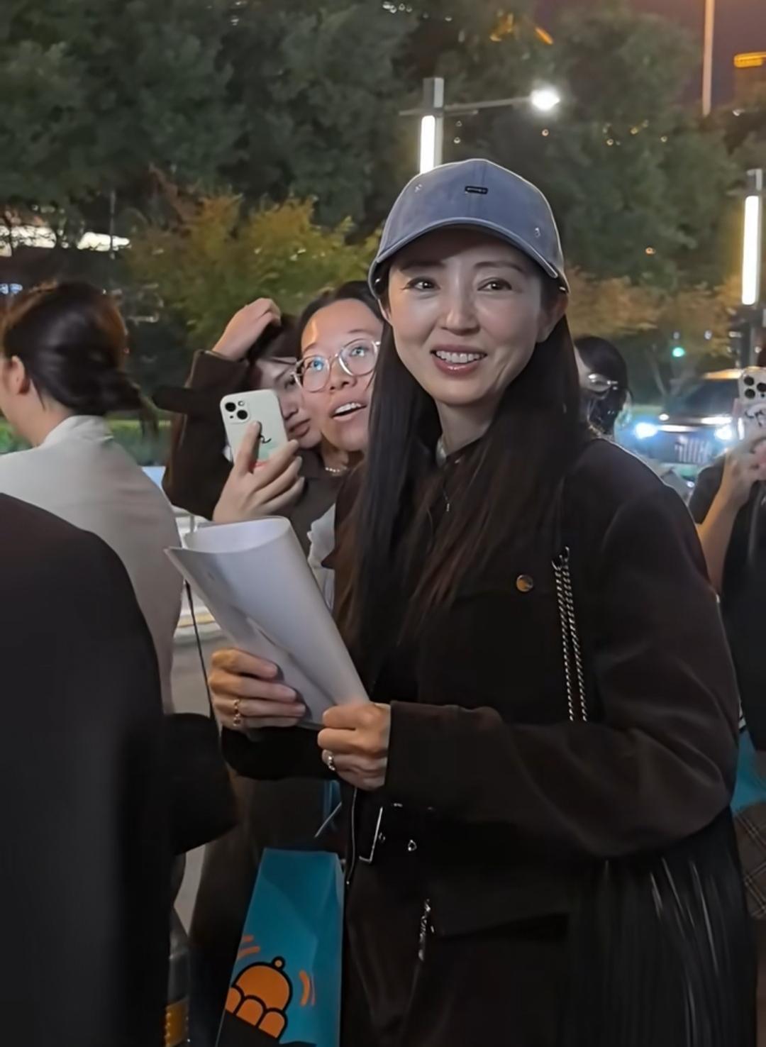 是两任老公让她如今红得发紫了。以前很喜欢董璇，如今越来越…感觉他太消费两任老公