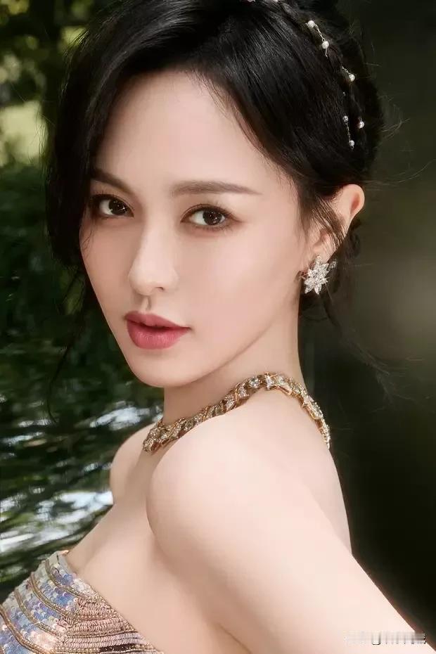 近日，唐嫣的一组美照曝出。图中，唐嫣穿着亮片抹胸裙，腰肢纤细，戴着珍珠发箍，甜美