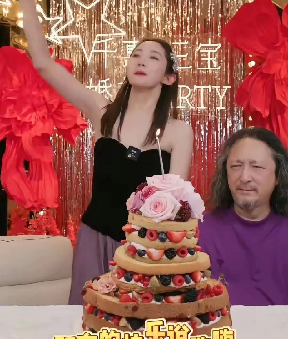 三宝老师就是口嫌体直的代表啊！嘴上说着，『绝不可能去直播间帮千惠直播带货』，结