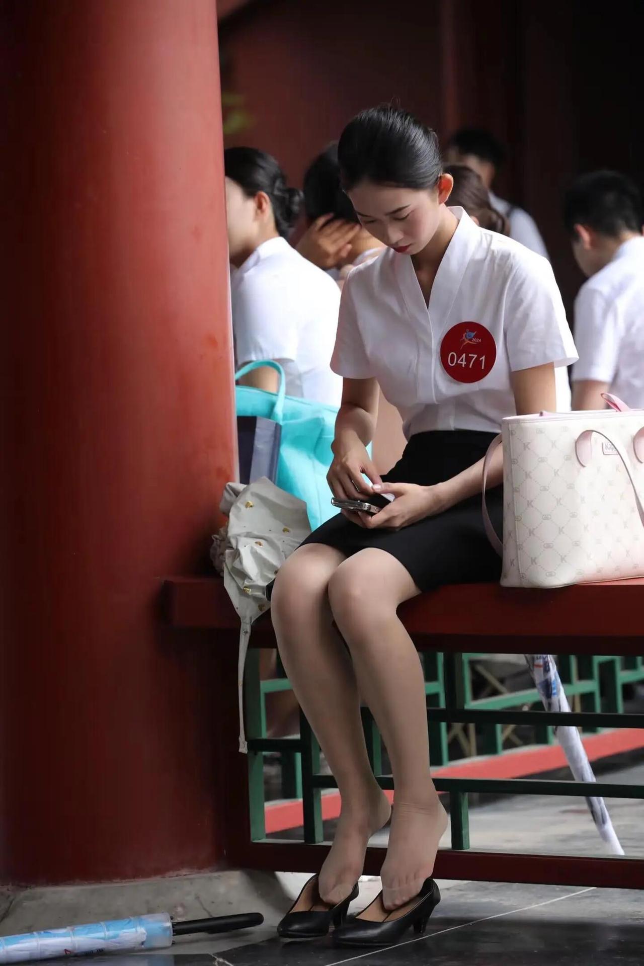 等待面试结果的制服肉丝小美女,真有气质!