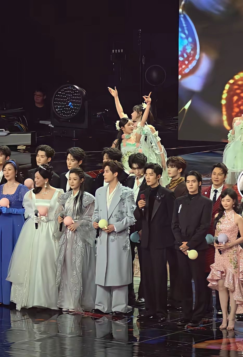 王安宇单看不显高，但是在人群里就很明显，现在相信他有160斤了，正面看他和肖战确