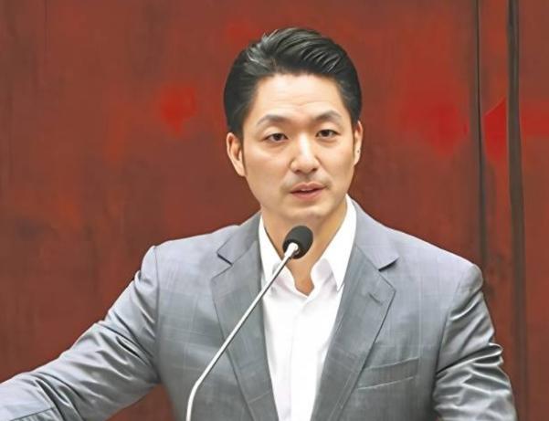 记者一句话，把蒋万安问沉默了。当时有记者当面堵住他，追问：“你是台湾人还是中国人