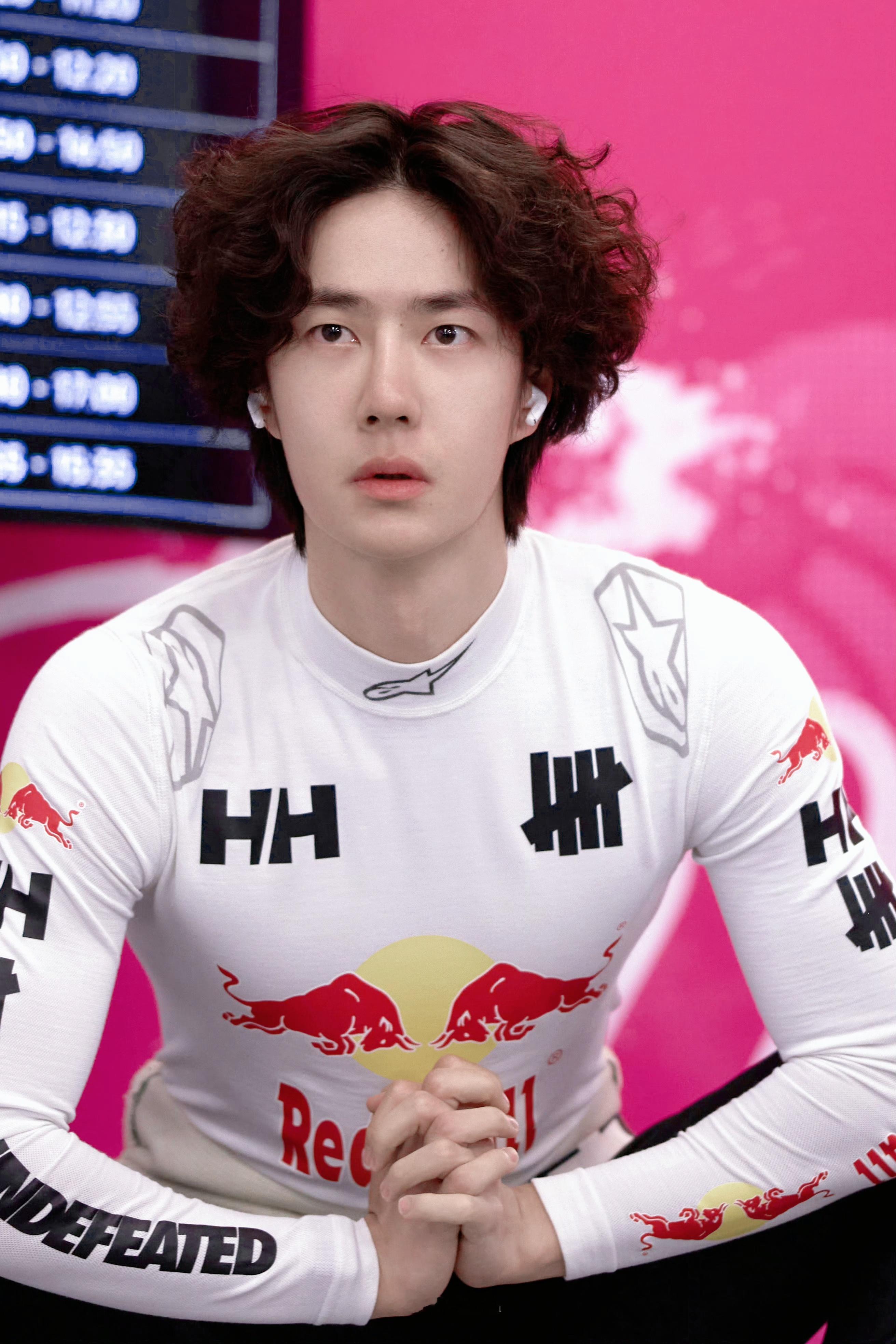 王一博每一圈的圈速都比前一圈快王一博这修长的四肢啊，身材太好了，脸好嫩，BJD娃