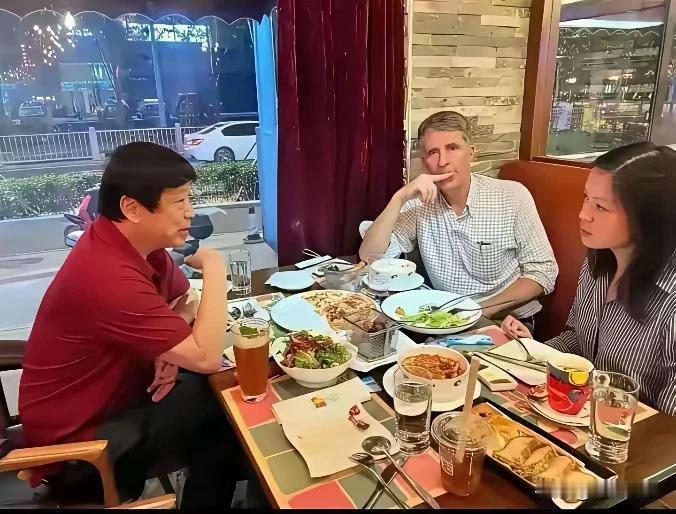 国家呼吁全民抓蝴蝶之时，胡锡进站出来公开唱反调，说自己经常和外国人见面，不要一惊