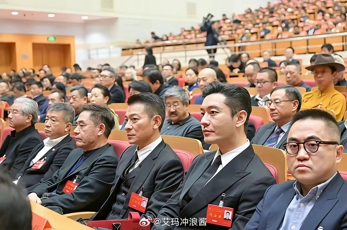 黄晓明现在在娱乐圈的地位真的是好高呀，看看他旁边的坐的是谁就知道他现在有多厉害