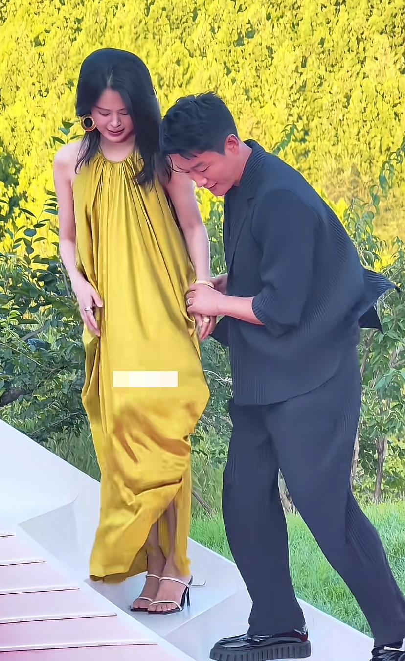 佟大为对媳妇是真好，下台阶都细心呵护，生怕媳妇摔着了！太让人羡慕了！佟大为与