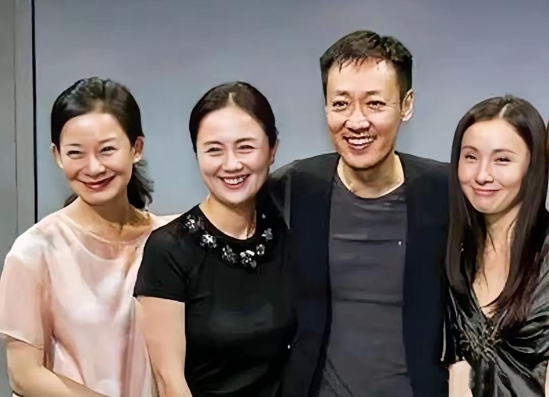 这张4人同框旧照，我认出了娟好静秀、笑靥如花的朱媛媛，正气凛然、清俊干练的辛柏青