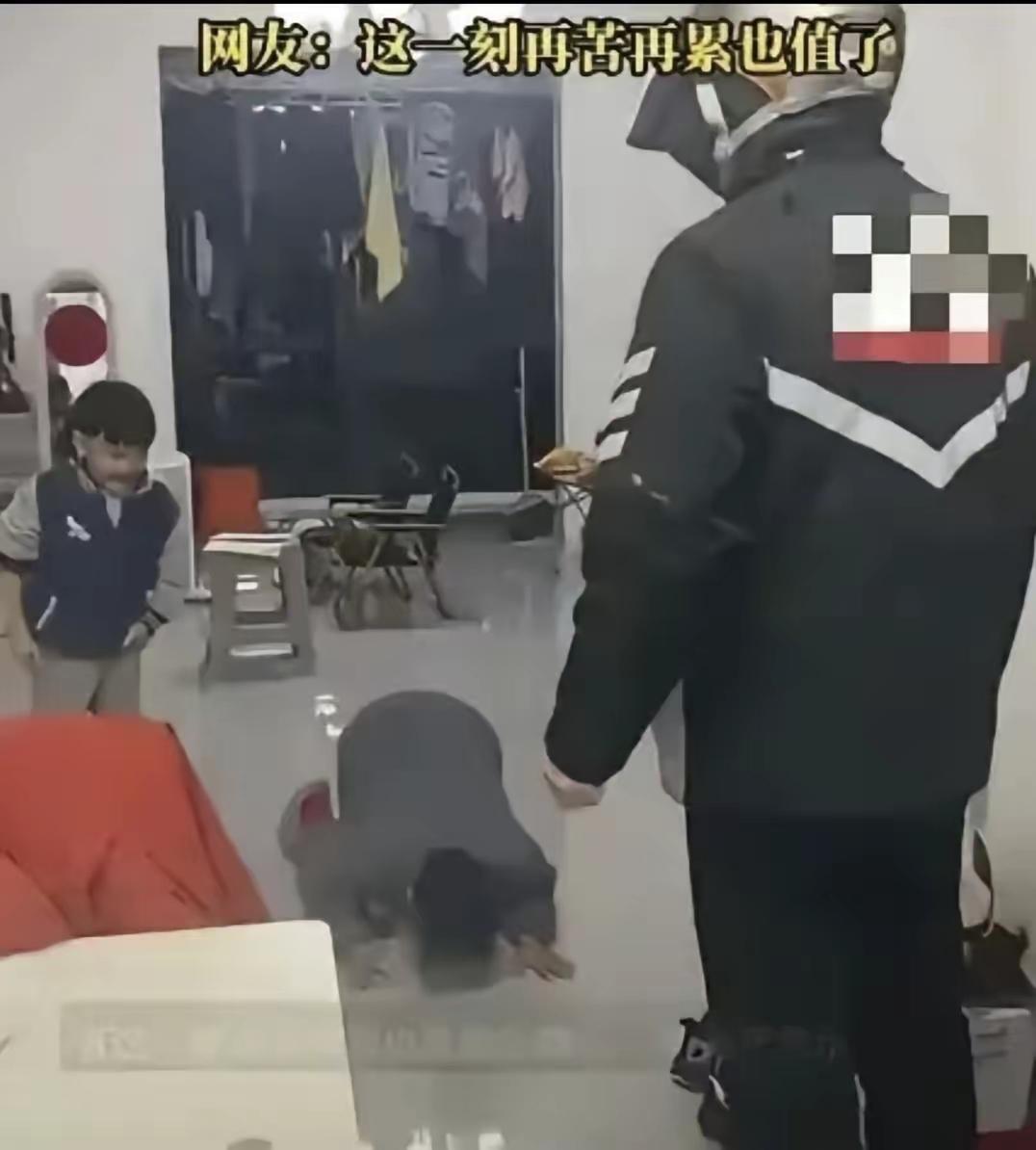 安徽马鞍山有个外卖师傅，除夕夜没顾上和家人一起过年，从下午五点忙活到第二天凌晨两