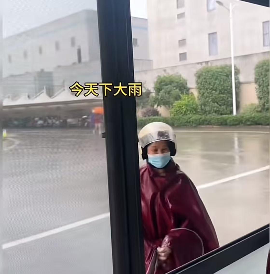 上班铃响过了，雨还没停。几个女员工骑着电瓶车冲进厂区大门，头发贴在脸上，衣服淋得