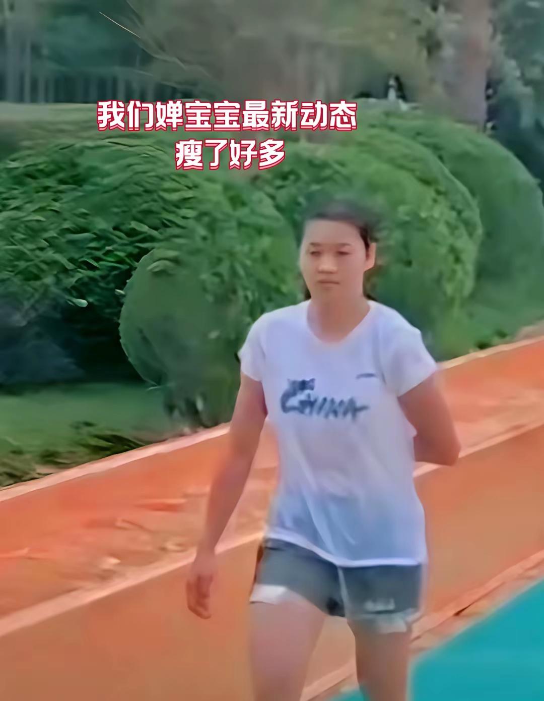 全红婵最新照片流出！图一是全红婵最新晨跑照片，肉眼可见她瘦了许多，胳膊和腿比之