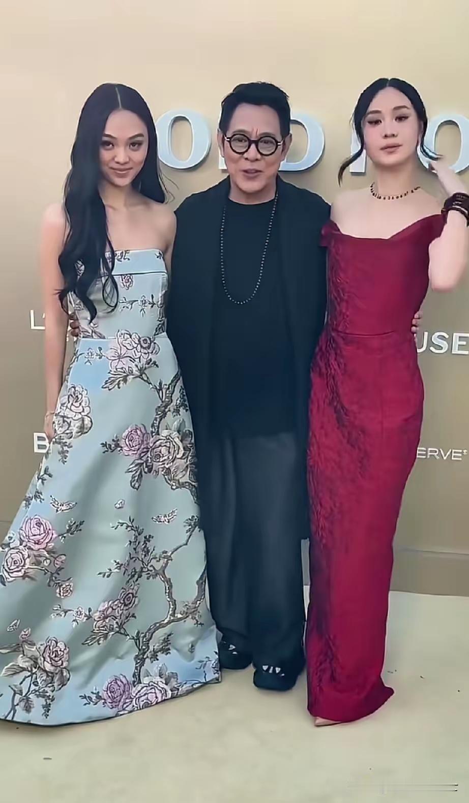 李连杰带着和利智生的两个女儿出席红毯盛典，三个人个子居然一般高，银幕上以凌厉功夫