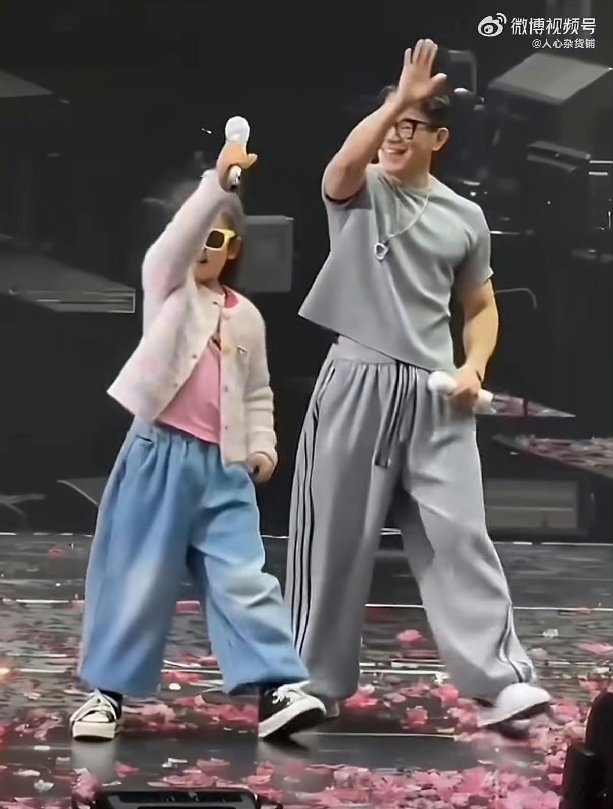 郭富城说女儿很有舞蹈天赋舞王基因藏不住！郭富城受访夸赞女儿节奏感绝佳，自学鲨鱼