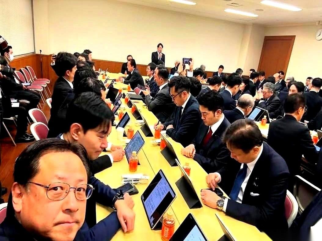 那帮日本人，终于坐不住了。照片里，自民党本部，一大清早。一屋子西装革履的大佬