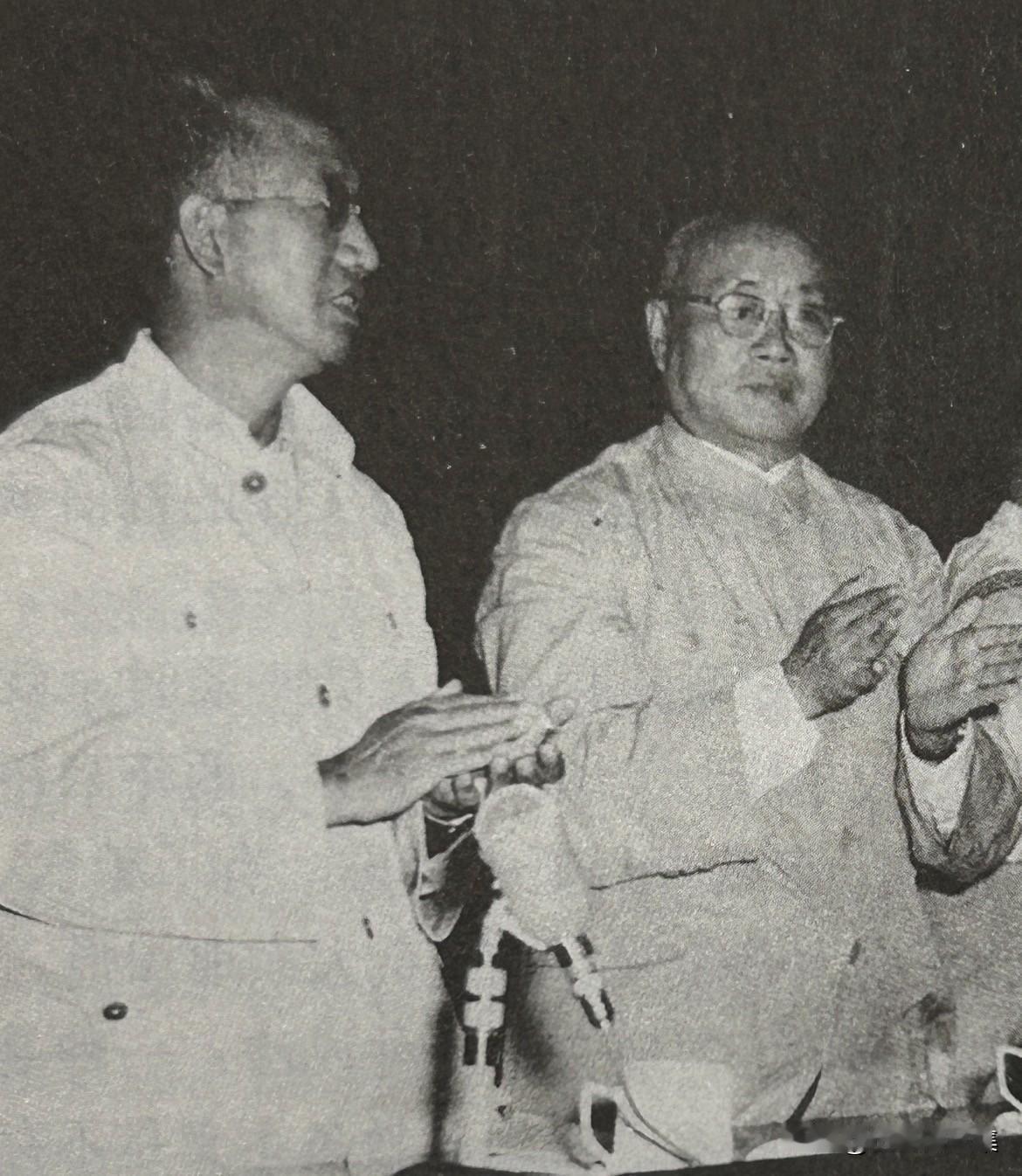 1958年，刘伯承（右）与徐向前在军委扩大会议上的合影。这次会议后，军队高层人事