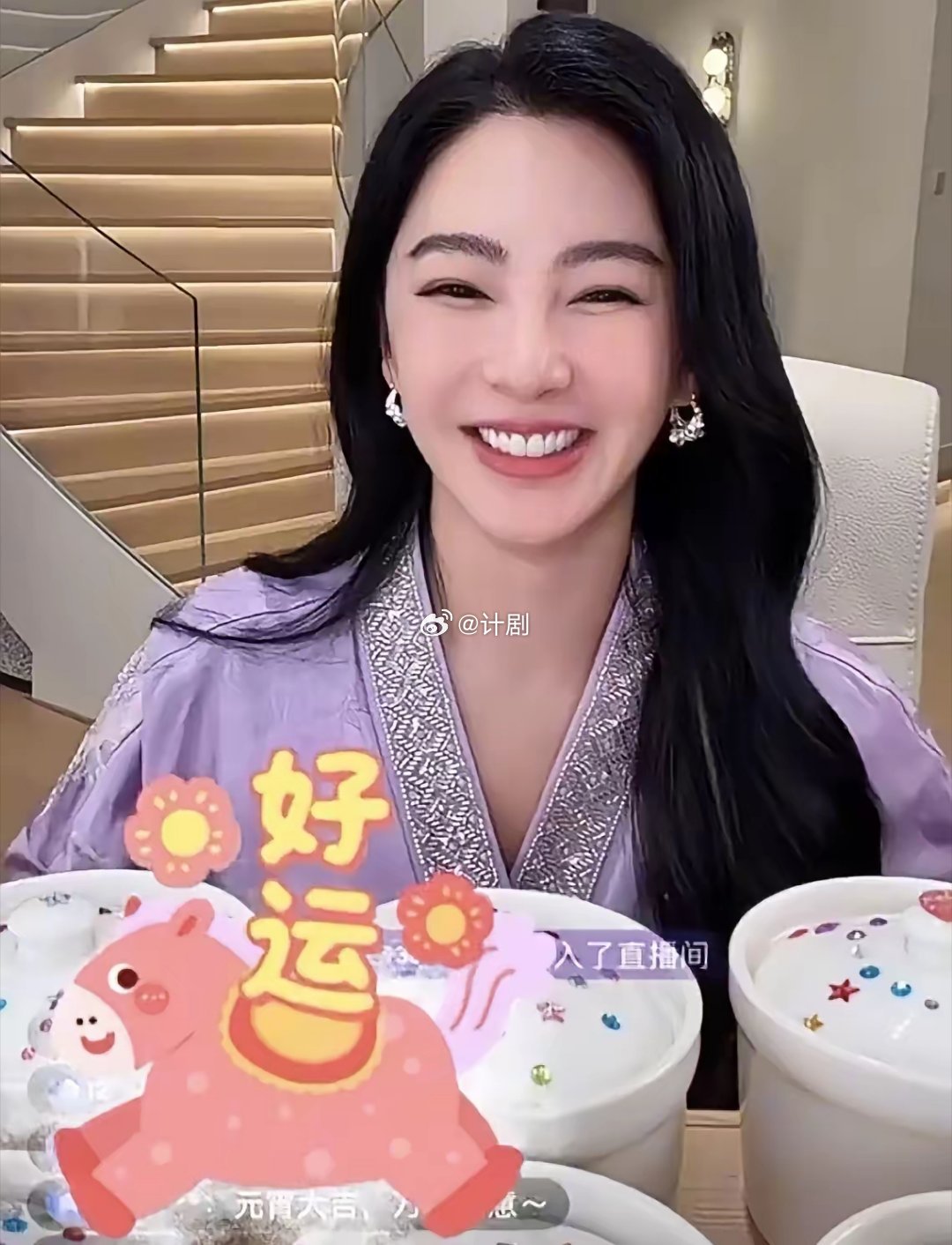 张雨绮影视综艺全被拒，风波后靠直播变现，清醒活着比硬撑体面更重要谁能料到，曾经凭