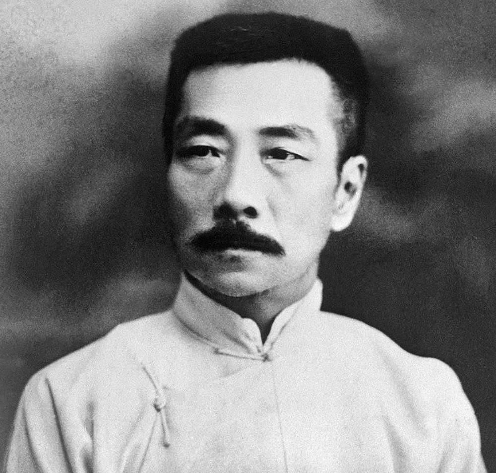 鲁迅先生当年在大学教书时并非有什么名号“学者”头衔，也没有什么国家级等什么课题，