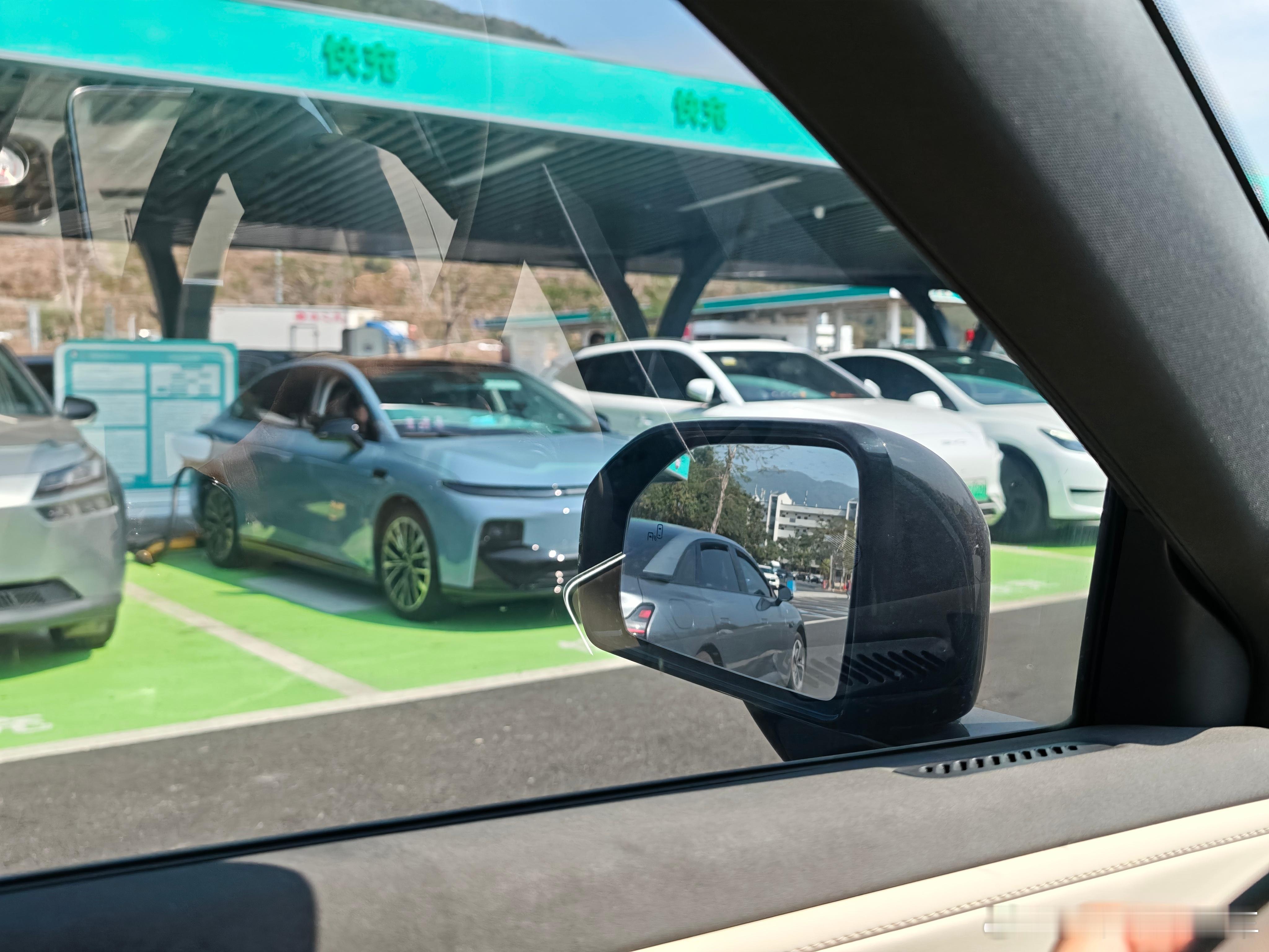 这届春节安静得让人心慌当我准备好在最后一个服务区补能充电，到达后却发现全部充电