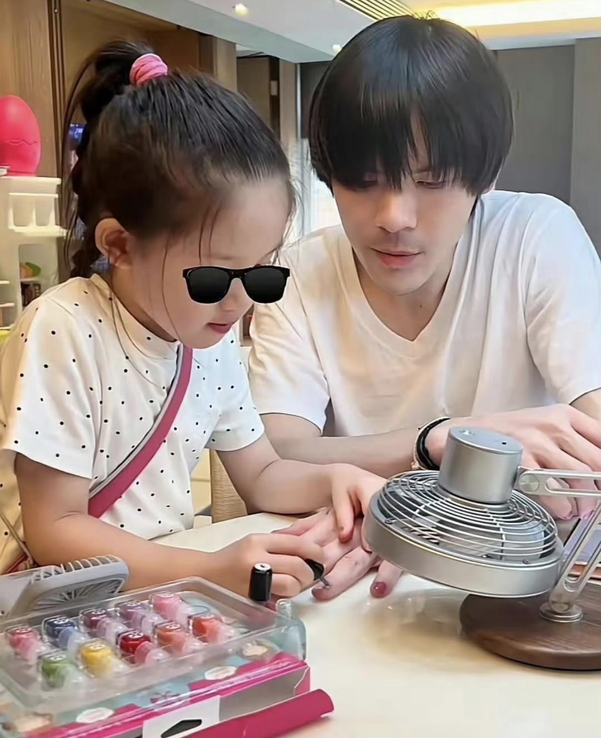 确实没想到向佐是真带娃，向佐又做上美甲了，他女儿专心给他涂甲油好可爱。虽然女儿的