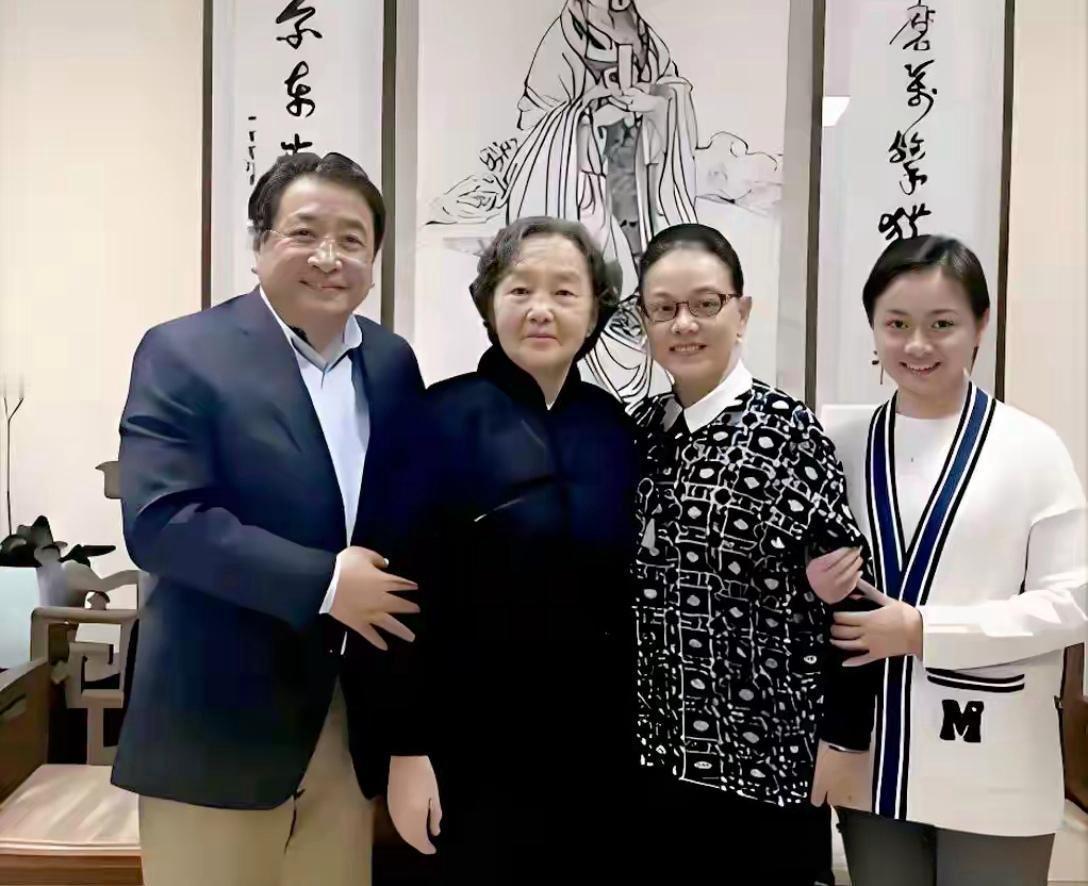 姜昆75岁了，如今和他46岁的女儿江珊一起生活。