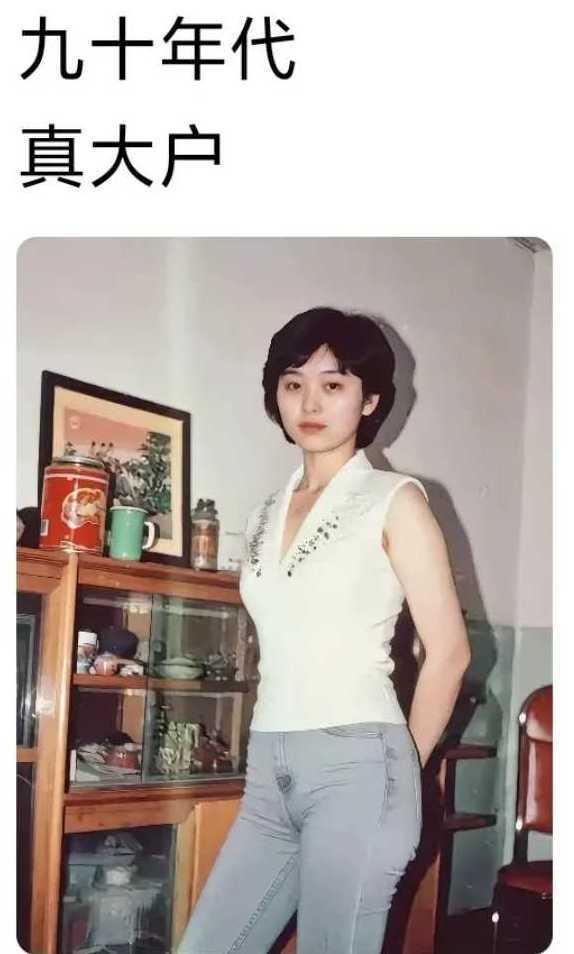 别只看人美，注意看背后的柜子，真有钱啊