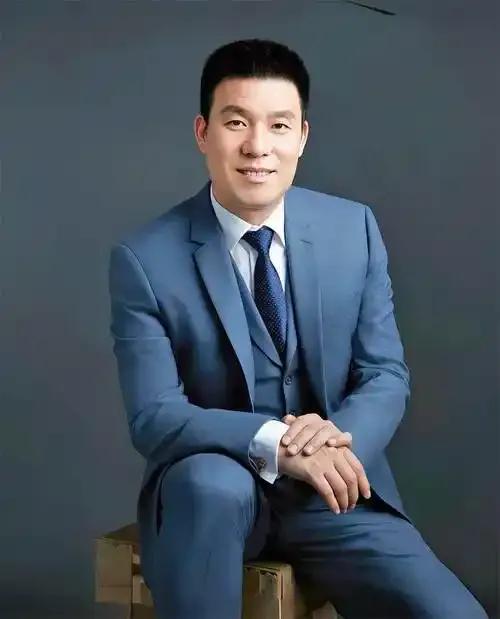 一个超市保安，身家最高曾冲到过85亿，还闯进了胡润富豪榜，连林志玲都挽着他走红毯