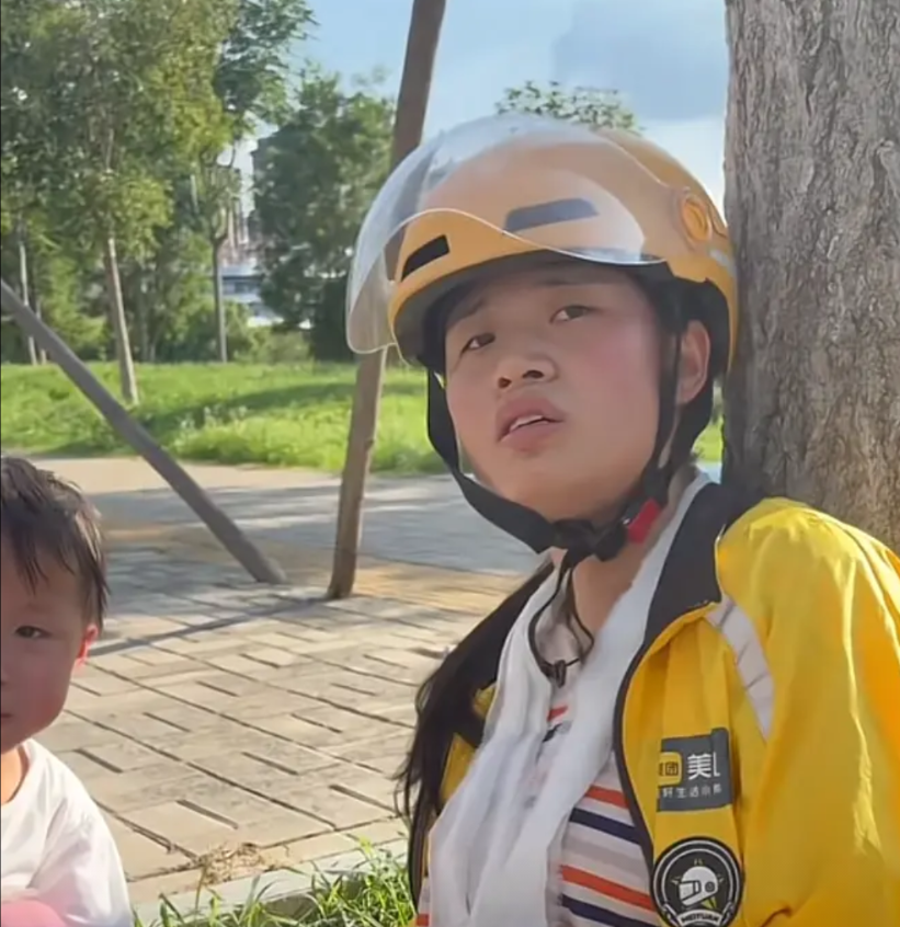 看哭了！亳州，母女送外卖骑车摔倒后靠在树干上休息，路过男子一看中暑了！拿起手机就