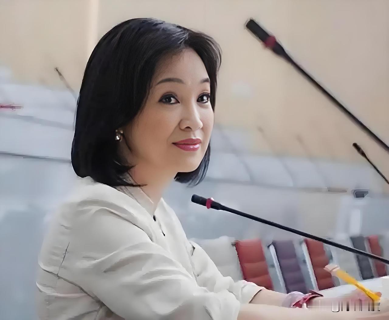 TVBS民调发布，柯志恩打平民进党领头羊赖清德嫡系赖瑞隆，绿地变蓝天曙光初现。