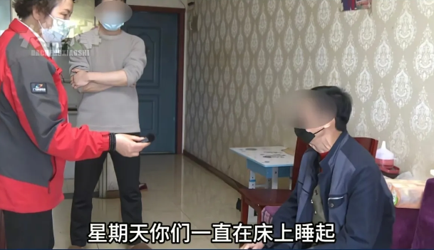 70岁大爷控诉40多岁的儿子啃老，大爷说:“他一个月7000块钱还吃我的喝我的，