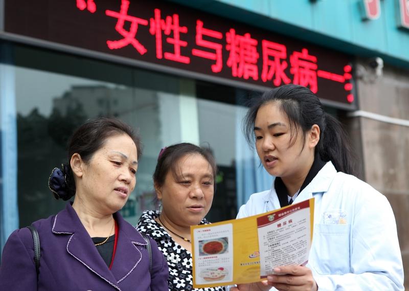 高血糖和糖尿病可不能划等号！高血糖是身体在某时间点，血液中葡萄糖含量超正常范围，