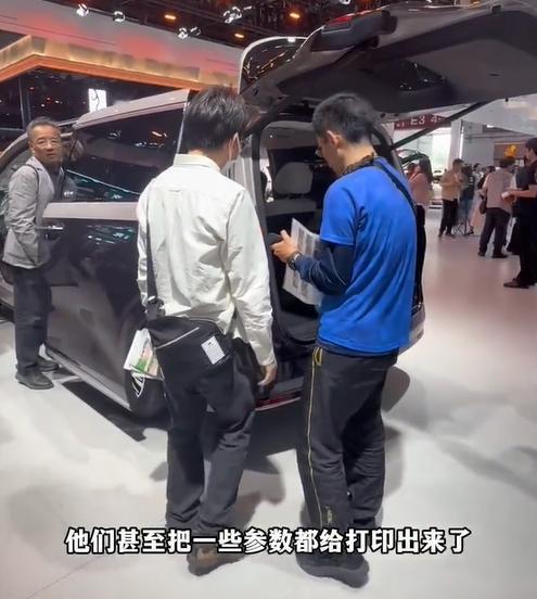 日本工匠精神的皮尺部出现！在北京车展上，两个日本人在比亚迪展台，拿着卷尺研究