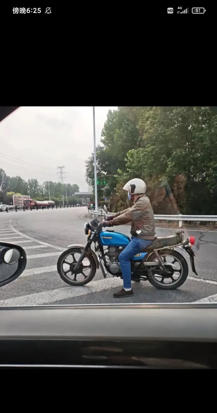 等红灯时，旁边一位低调的大叔