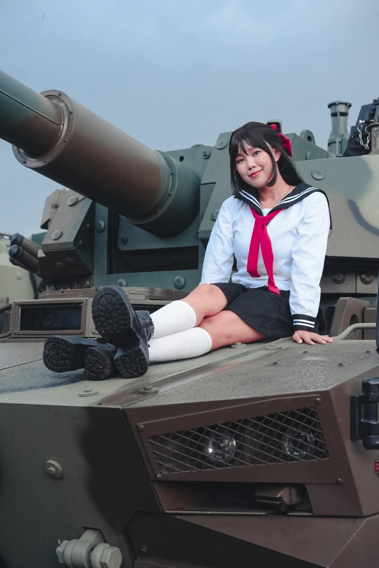 印尼黑虎轻型坦克和少女！这是印尼和土耳其联合研制的轻型坦克，印尼语叫Harima