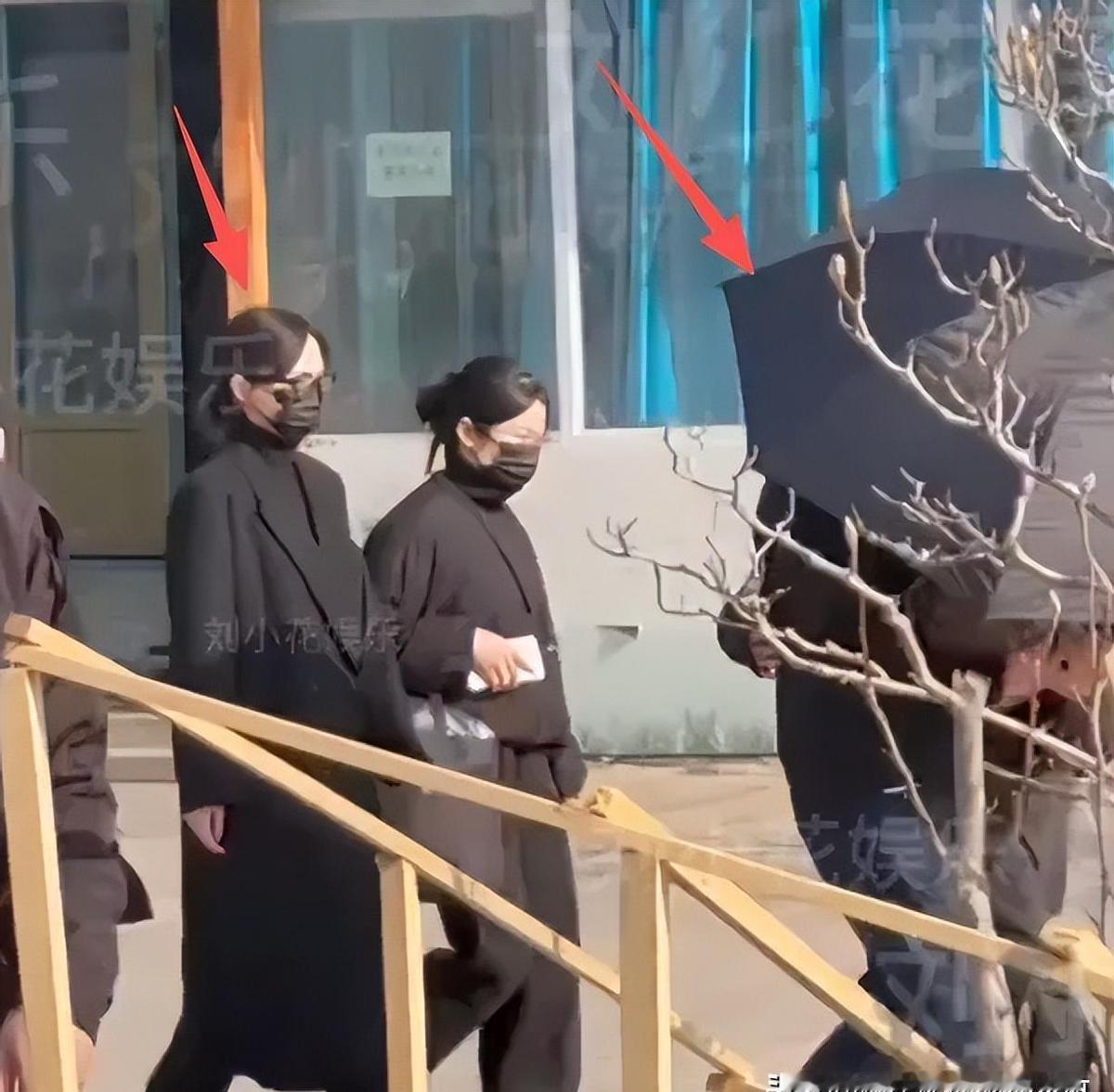 罗晋爸爸走了，唐嫣一大早就到场帮忙。唐爸也来了，一身黑，表情沉重。这波操作，