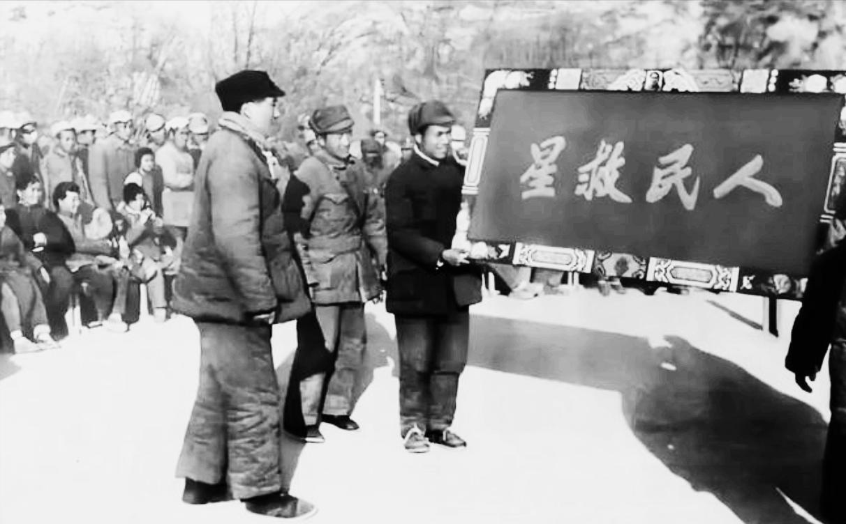 据警卫员齐吉树回忆，1946年一天，毛主席问警卫员：“齐吉树，外面怎么这么热闹？