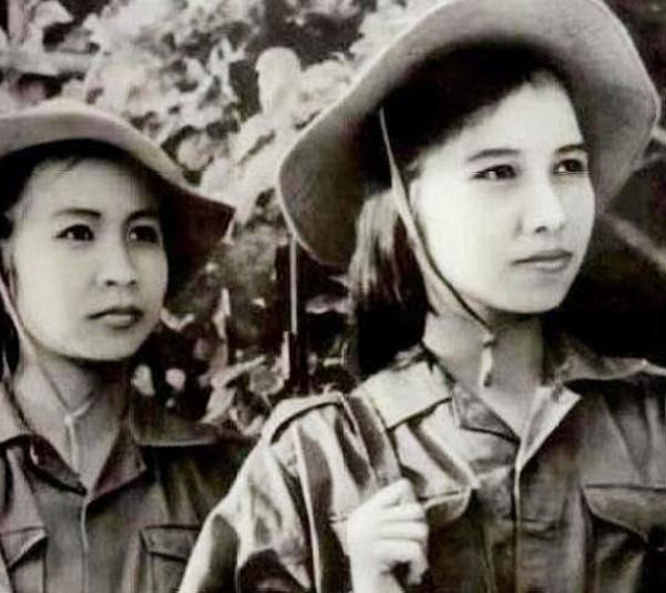 1959年,一美军抓到了一个漂亮的越南女兵,女兵突然脱掉上衣,美国大兵正开心得放