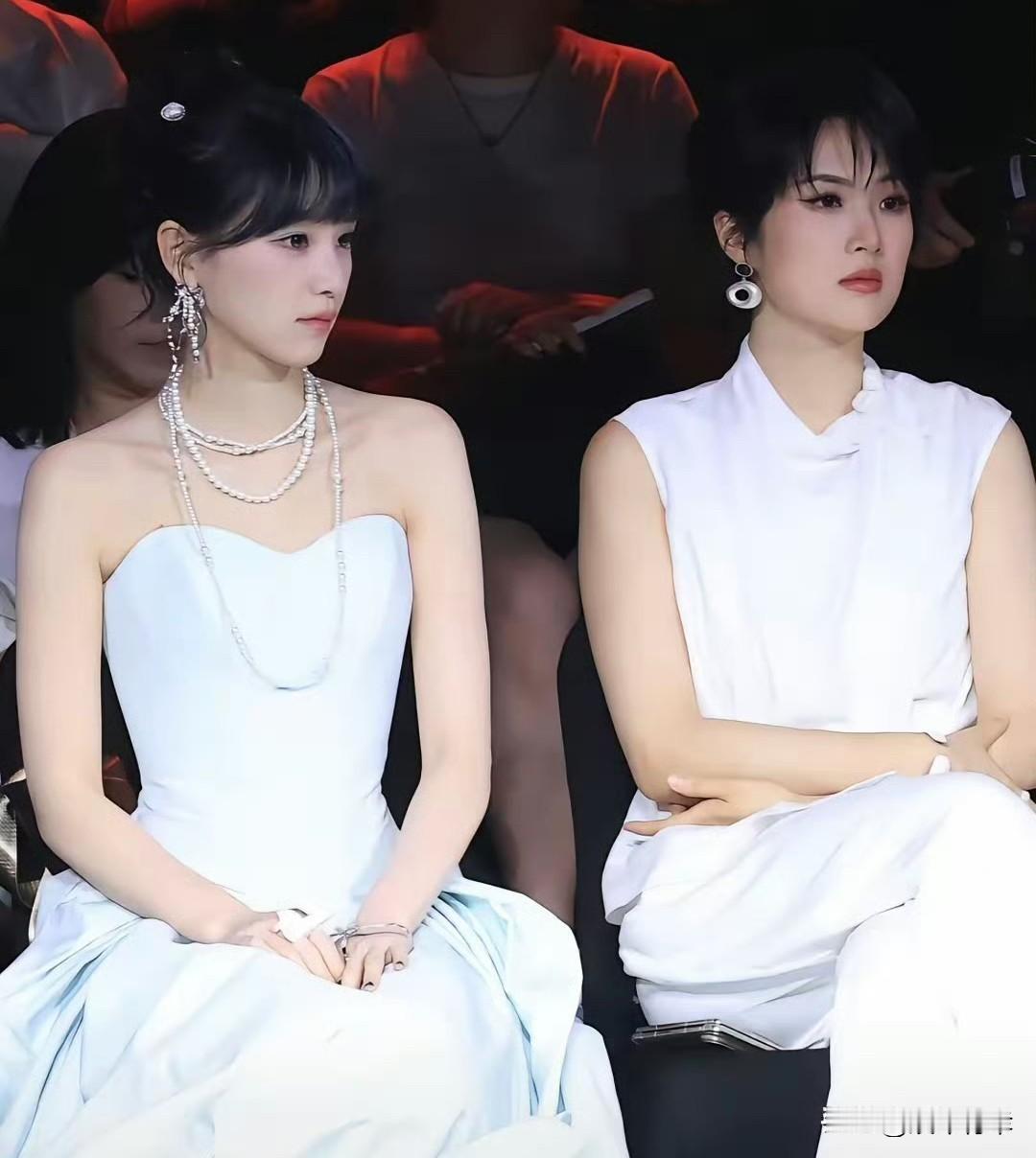 黄灿灿、姚安娜同台出席活动，姚安娜直接碾压对方。看了两人的同框照，只能说真的是谁