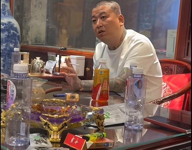 你有多久没刷到过“天津李四”了？那个曾经狂放不羁、坐拥1700万粉丝的网红，