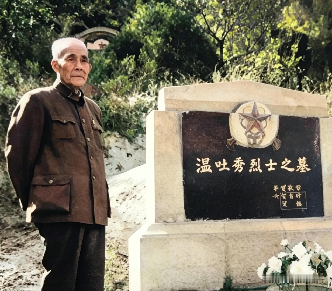 这张老照片看着真让人心里不是滋味。那是80年代，82岁的贺敏学专门跑到延安，来到