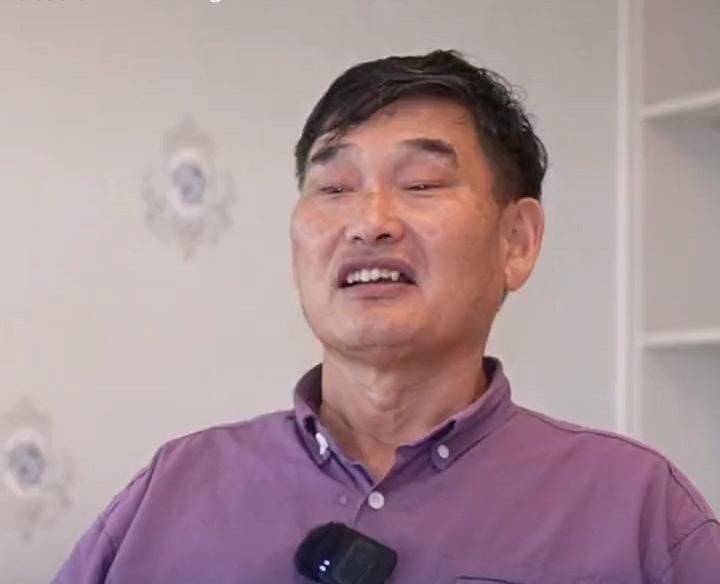 “大衣哥”朱之文真是人间清醒，称儿子在家带娃没有工作，自己赚钱适当补贴小孙子，但