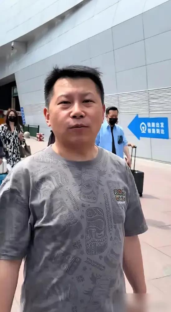 相声圈讲人情世故，何云伟的相声专场，票价卖480一张观众多少何云伟、李菁最近跑