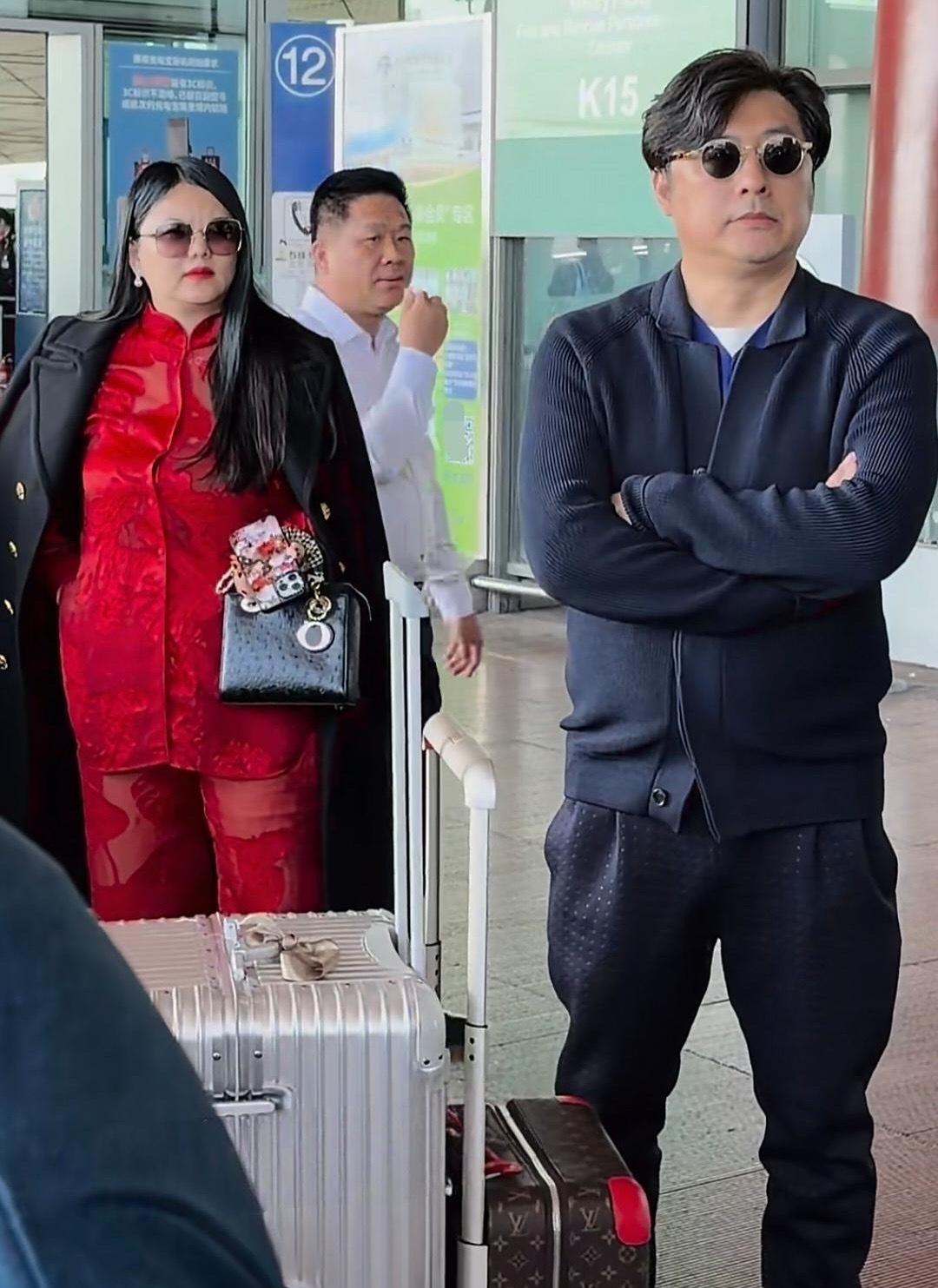 李湘和王岳伦一起回国，女方穿红色新中式尽显富态，离婚后还是朋友​​​