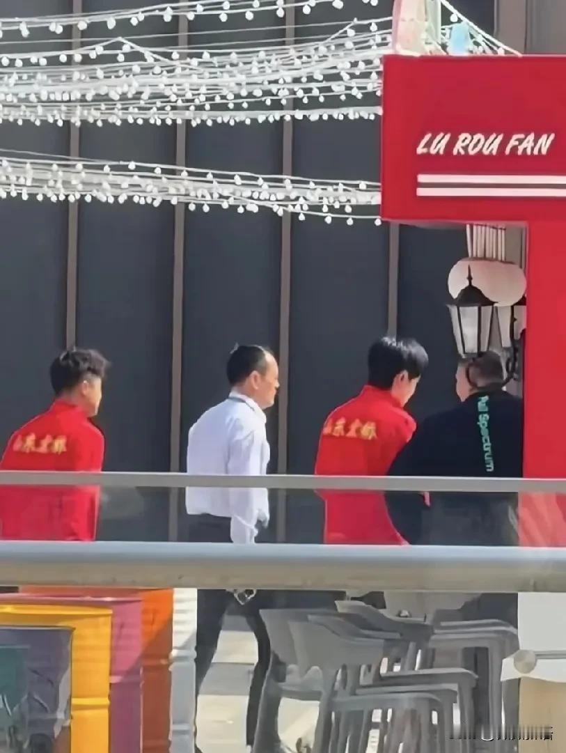 王楚钦刚到雄安，就去上训了。这下曹巍真的成了魏桥的人了，也是穿上红色新队服和头