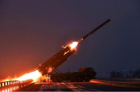 10多枚导弹齐落日本门口，高市想不通，自己怎么成了朝鲜瞄准目标 很多人跟着高