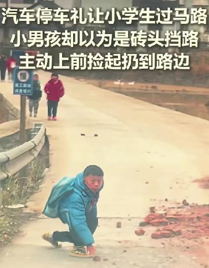 “火到人民日报了！”湖南，女子开车回家，碰到学生放学，就主动停下车让孩子们先过，