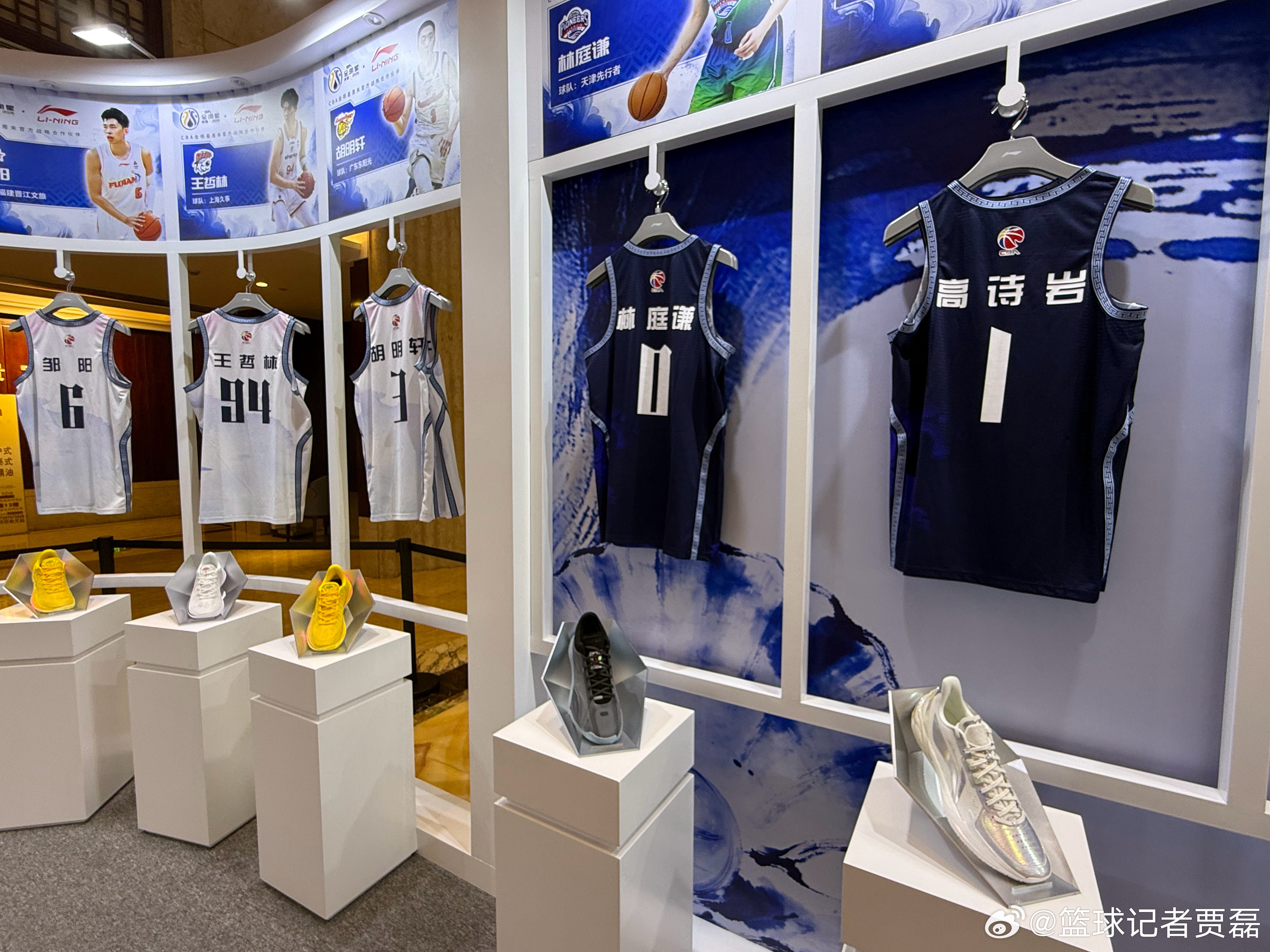 【全明星装备间首曝】今年CBA全明星的球员装备间确实亮眼，球衣的设计很用心，有很