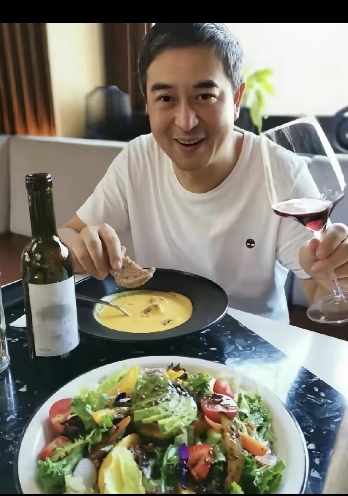 偶然发现张嘉益的一张旧照片，一边养生一边喝酒，那碗汤可不清淡，肯定不是粥，是西式