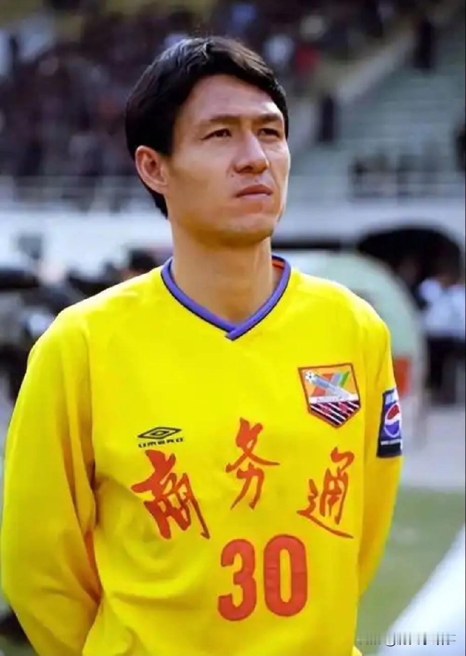 01年，国足黎兵与妻子离婚，净身出户，转身娶了歌手甘萍！甘萍哭哭啼啼地解释：