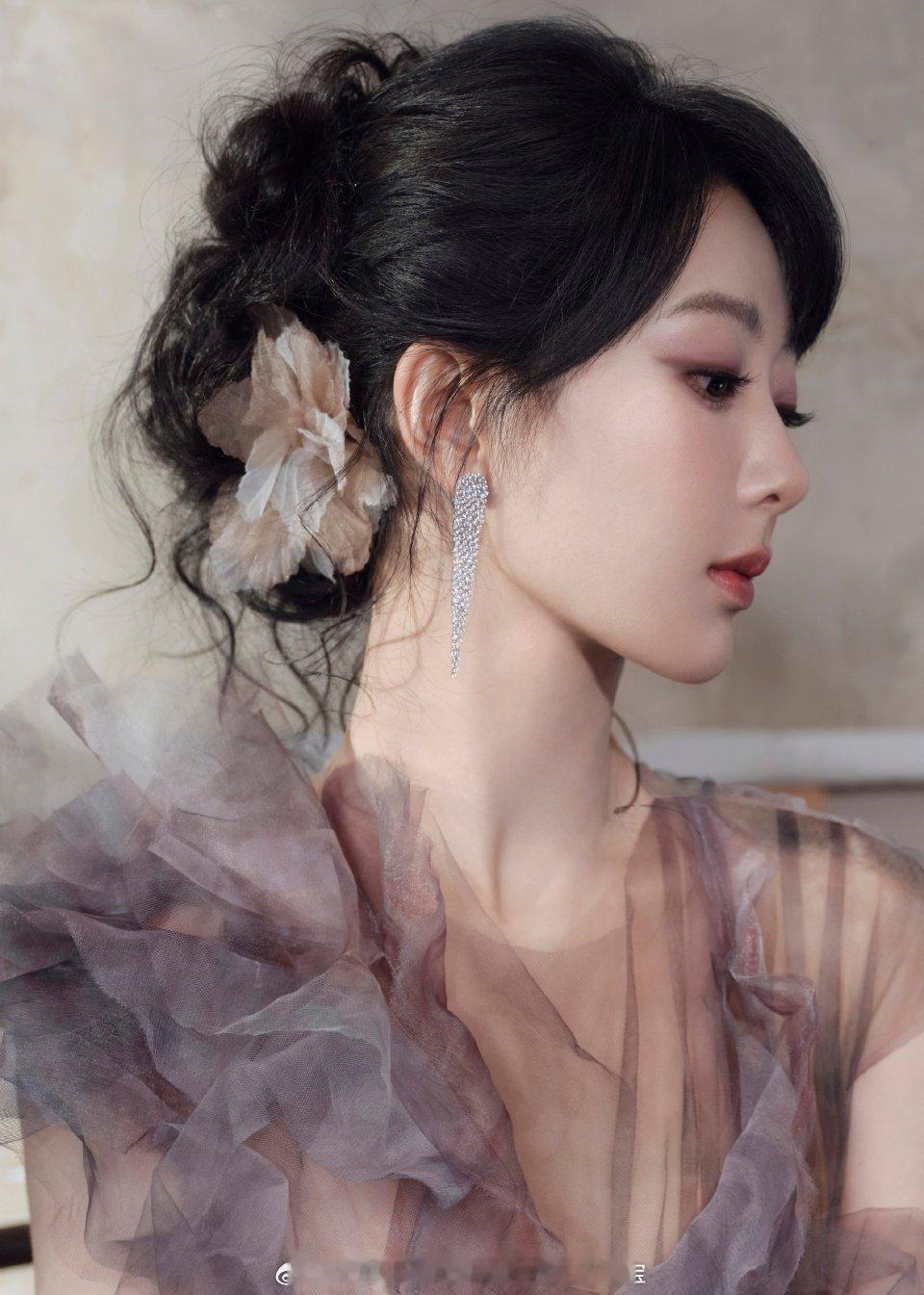 杨紫直播每一帧都美得像画报，今天又是为杨紫美貌流泪的一天[抱抱]紫米们快收图