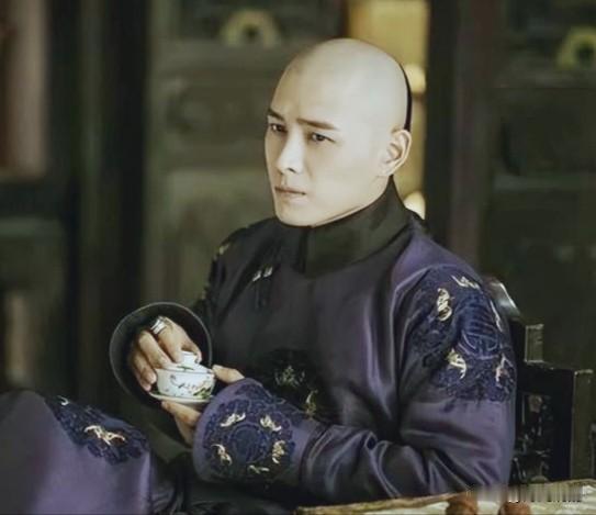 乾隆四年十一月，废太子胤礽的孙子弘晳，被查出"结党营私，图谋不轨"。弘晳是康熙的