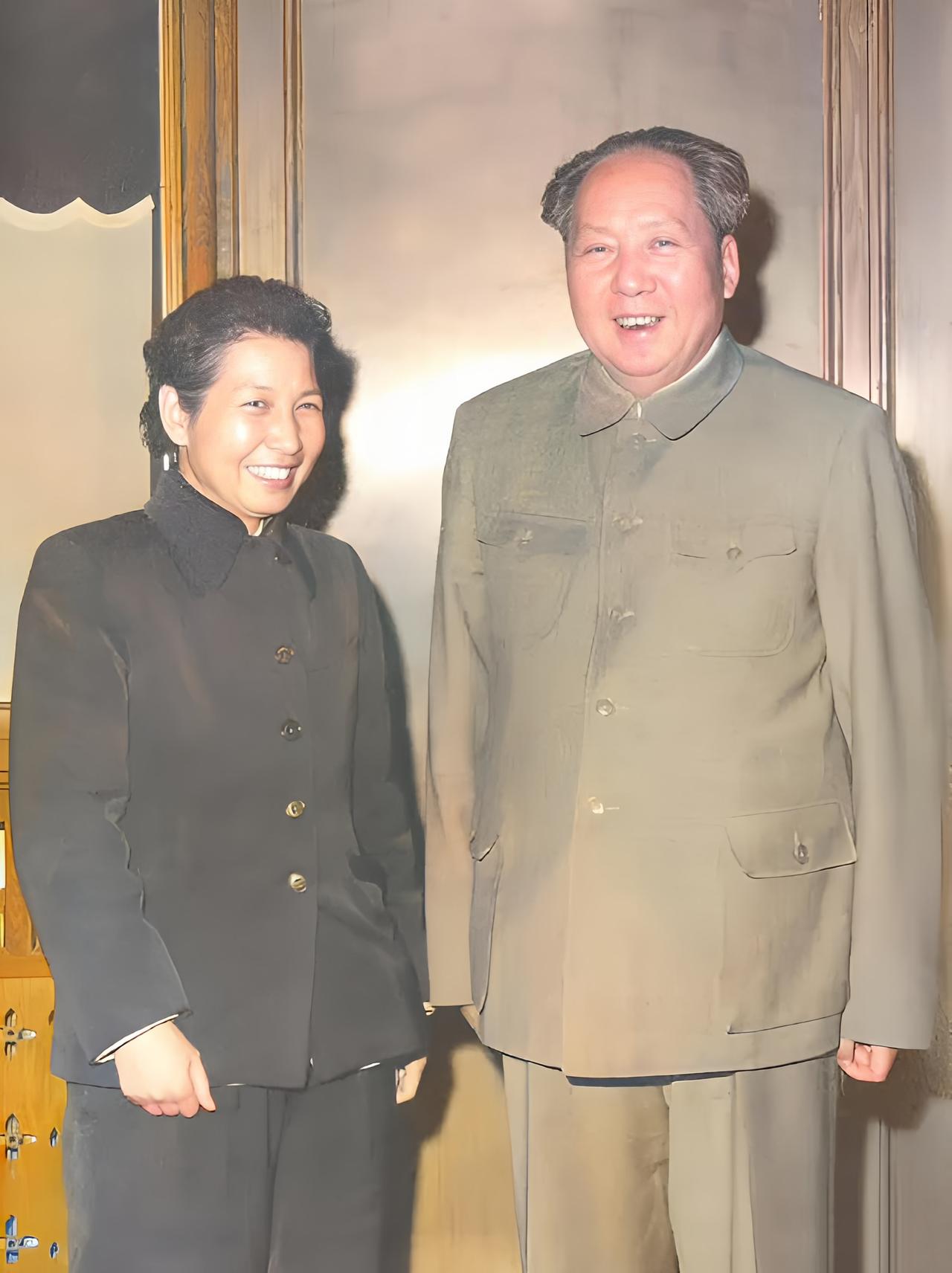 有一次毛主席到广州视察，对曾志说，你转告广东省委，广州市委，赶快把一些老字号招牌